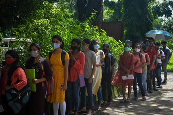 Gazteak txertoa jasotzeko ilaran, Indiako Siliguri hirian. (Diptendu DUTTA / AFP)