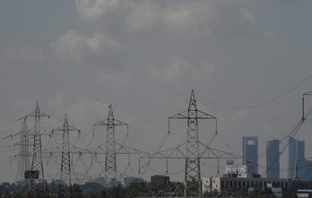 El precio de la luz en el mercado mayorista del Estado español marcará un nuevo récord este jueves. (Óscar DEL POZO/AFP)