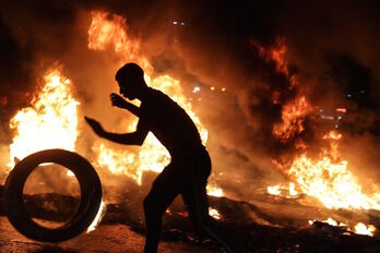 Un palestino en una barricada cerca de Nablús. (Jaafar ASHTIYEH/AFP)