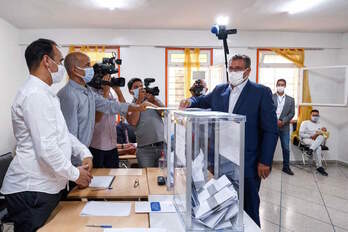 Aziz Akhannouch, líder del vencedor RNI, deposita su voto en la urna. (STR-AFP)