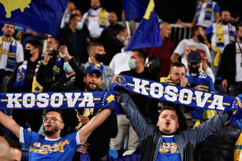 Aficionados de Kosovo, en el partido del miércoles. (Armend NIMANI | AFP)