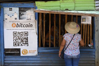 Una mujer compra en un establecimiento de la localidad salvadoreña de El Zonte en el que se aceptan bitcoins. (Marvin RECINOS/AFP)