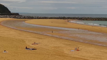 Imagen de esta mañana de la playa de la Zurriola, que tiene bandera amarilla por las condiciones del mar. (gipuzkoa.eus)