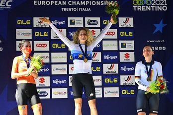 Marlen Reusser celebra su medalla de oro contra el crono con Van Dijk y Brennauer en el podio. (Alberto PIZZOLI / AFP PHOTO)