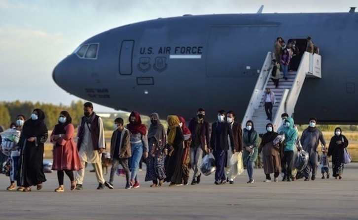 Abuztuaren 31n Estatu espainolera heldutako errefuxiatu afganiar talde bat, irudian. (Cristina QUICLER/AFP)