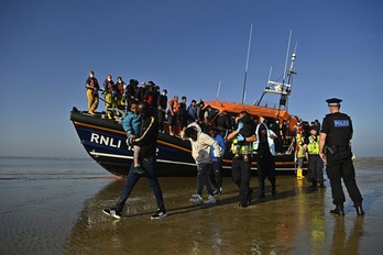 Inmigrantes rescatados en el canal de la Mancha por el servicio de Salvamento Marítimo británico. (Ben STANSALL/AFP)