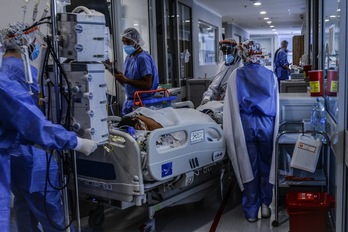 Atenciones hospitalarias a un paciente afectado por la variante Mu del covid en Bogotá. (Vanessa JIMÉNEZ/AFP)