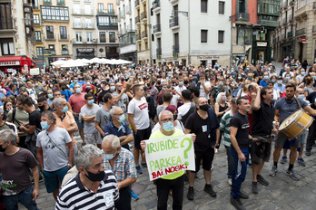 Vecinos de la Txantrea en la concentración ruidosa en la Plaza del Ayuntamiento de Iruñea. (Iñigo URIZ/FOKU)