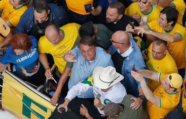 Bolsonaro, en su baño de masas del martes en Brasil. (Miguel SCHINCARIOL | AFP)