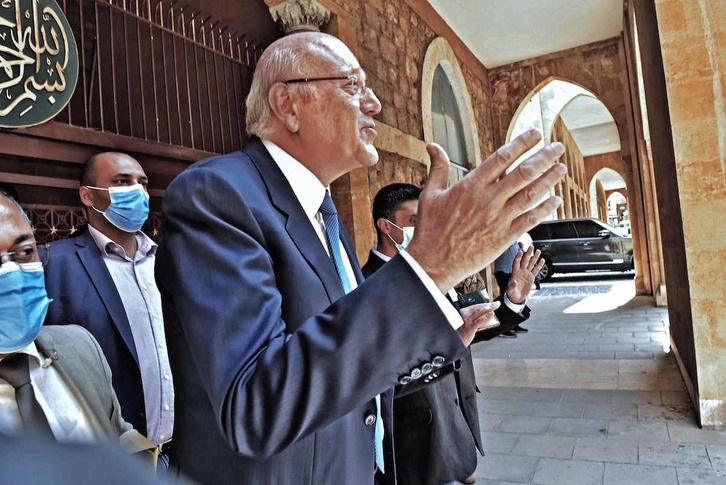 Najib Mikati abandona la mezquita Al-Omari de Beirut antes de reunirse con el presidente Michel Aoun. (AFP)