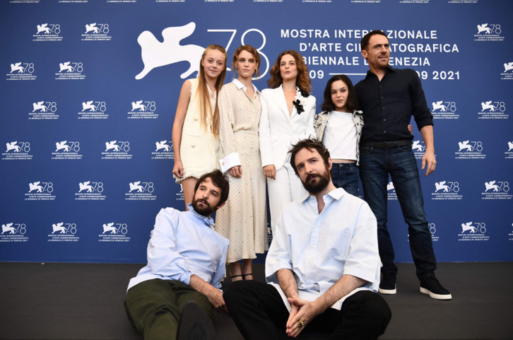 El equipo del filme de los hermanos D'Innocenzo en Venecia. (Marco BERTORELLO | AFP)
