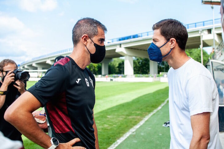 Garitano eta Alonso, udan Eibarrek eta Sansek jokatu zuten lagunartekoaren aurreko agurran. (SD EIBAR)