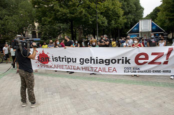 Concentración este mediodía en Iruñea frente al Parlamento navarro. (Iñigo URIZ/FOKU)