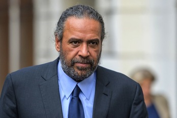 Ahmad al-Fahad al-Sabah sale del tribunal de Ginebra tras ser declarado culpable por falsedad documental. (Fabrice COFFRINI / AFP PHOTO)