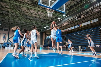 Tinara Moore, Basket Landeseko defentsaren gainetik saskia aurkitu nahian. (GERNIKA)