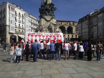 Trabajadoras y trabajadores se han concentrado en la Plaza Virgen Blanca de Gasteiz para pedir la readmisión de los despedidos de la planta de Berantevilla de Aernnova. (ELA)