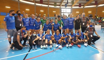 La pose sonriente de Bera Bera tras la Euskal Kopa se ha vuelto a dar tras arrollar a Handbol Sant Quirze en el debut liguero. (Gotzon ARANBURU / FOKU)