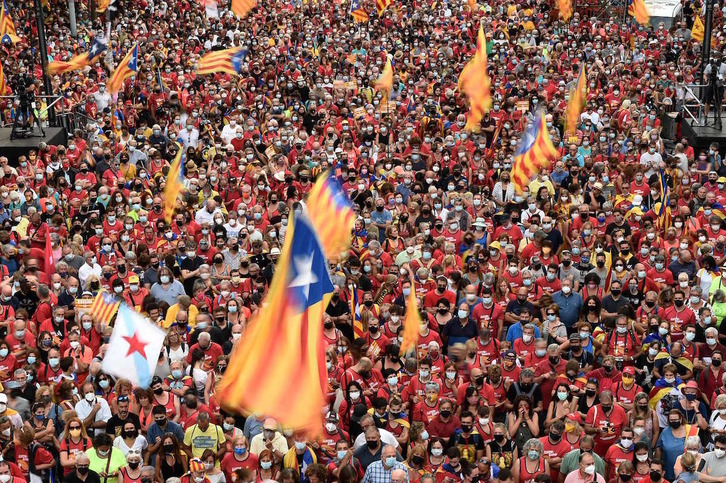 La Diada de este año volvió a llenar las calles de Barcelona como en años anteriores y a pocos días de la reunión entre el Ejecutivo de Sánchez y la Generalitat. (Josep LAGO/AFP)