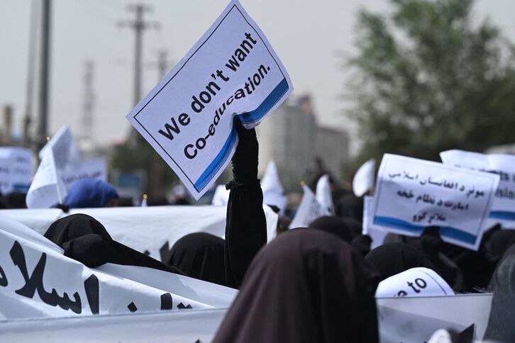 Mujeres afganas, en una movilización talibán contra la coeducación en la universidad. (Aamir QURESHII/AFP)