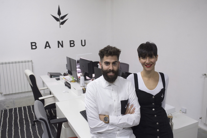 Rodrigo Folgueira y Verónica Díez son los fundadores de la marca ecológica y sostenible Banbu. Recientemente han transladado la empresa de Arrasate a Torrelavega. (Juan Carlos RUIZ / AFP)