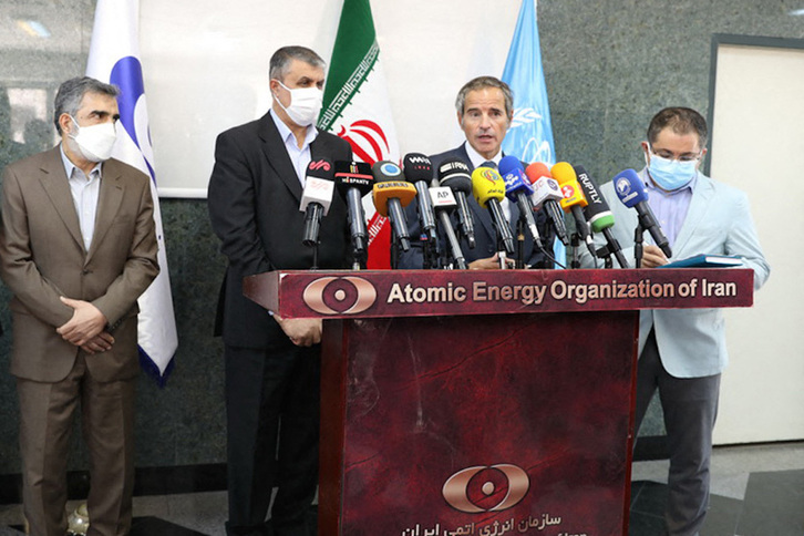 Los directores de la AEIA, Rafael Grossi, y de la Agencia iraní de Energía Atómica, Mohamad Eslami. (AFP)