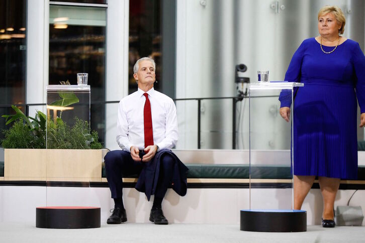 El líder laborista, Jonas Gahr Støre, sentado al lado de la primera ministra y candidata conservadora, Erna Stolberg. (Javd PARSA/AFP)