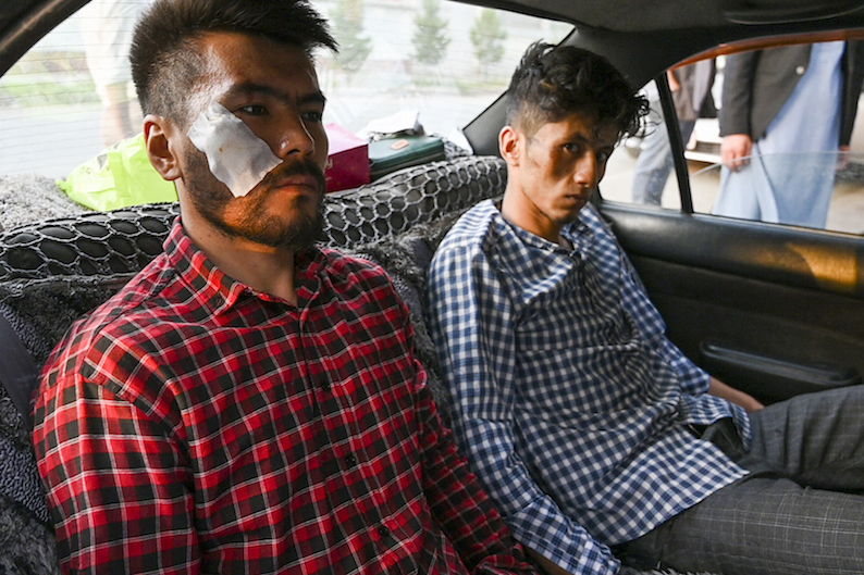 Naqdi, a la izquierda, y Daryabi, en coche a su salida de comisar&iacute;a. (Wakil KOHSAR/AFP)