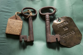Imagen de las dos llaves de antiguos portales de la muralla de Iruñea recuperadas gracias a Traperos de Emaús. (AYUNTAMIENTO DE IRUÑEA)
