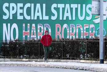 Un hombre pasa ante un mural contra la frontera norirlandesa. (Paul FAITH/AFP)