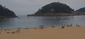 La playa de Ondarreta, con Santa Clara al fondo. (www.gipuzkoa.eus)