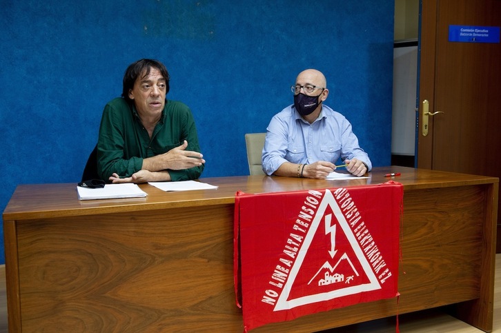 Alberto Frías y Moisés Garjón, durante su valoración del nuevo proyecto para la línea de alta tensión 400kV Itsaso-Castejón/Muruarte. (Iñigo URIZ/FOKU)