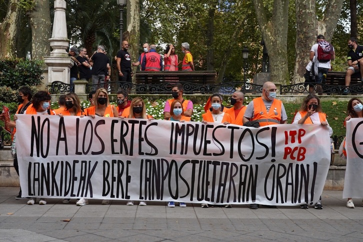 Concentración de los trabajadores de PCB-ITP Aero Casting ante el TSJPV en Bilbo. (Mónica DEL VALLE/FOKU)