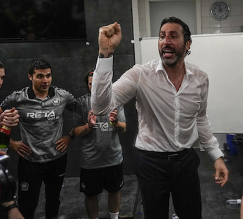 Álex Mumbrú, celebrando la salvación in extremis de su equipo la campaña pasada. (Marisol RAMIREZ/FOKU)