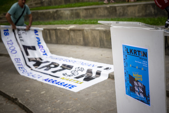 Carteles de la marcha de este sábado, en una de las presentaciones en Arrasate. (Jaizki FONTANEDA | FOKU)