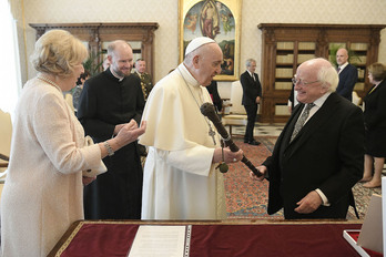 El presidente irlandés, Michael D. Higgins, y su esposa junto al Papa Francisco en la audiencia concedida en el Vaticano durante su visita a Roma. (HANDOUT-VATICAN MEDIA/AFP)