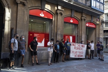 Concentración de apoyo a Pilar y Ramón frente a la oficina del Banco Santander en el Casco Viejo de Bilbo. (Monika DEL VALLE/FOKU)