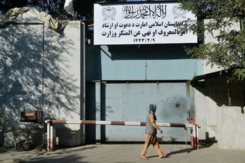 Un hombre pasa frente a la entrada del nuevo Ministerio para la Promoción de la Virtud y la Prevención del Vicio, en Kabul, donde antes estaba el Ministerio de Asuntos Femeninos. (Hoshang HASHIMI/AFP)