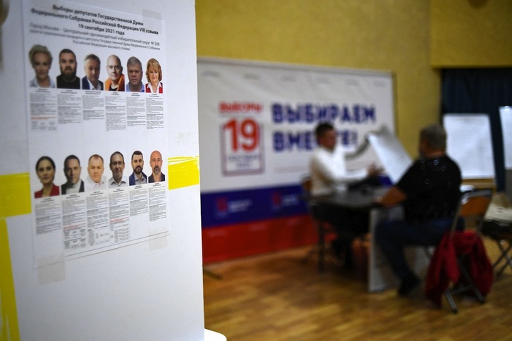 Miembros de una comisión electoral preparan una mesa de votación en Moscú. (Natalia KOLESNIKOVA/AFP)