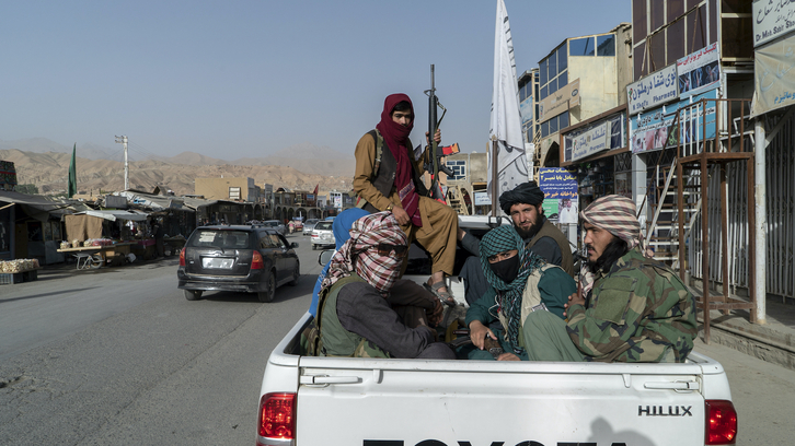 Talibanes patrullan en picks-ups por Bamiyan. (AFP)