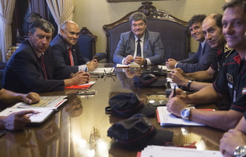 Juan María Aburto con representantes policiales, en una imagen de archivo. (Monika DEL VALLE | FOKU)