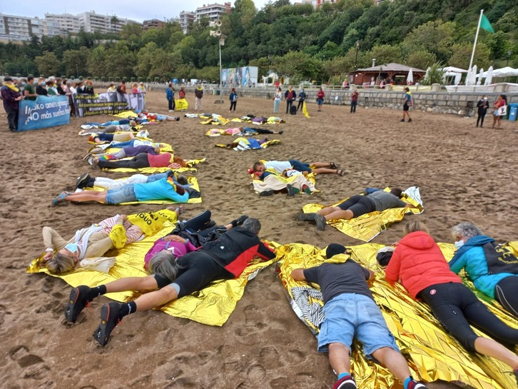 Acción de protesta contra la política migratoria de la Unión Europea en la playa de Ereaga. (@oeebizkaia)