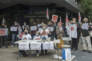 Comparecencia de Stop Desahucios en la sede principal de Caixabank en Donostia. (Gorka RUBIO/FOKU)