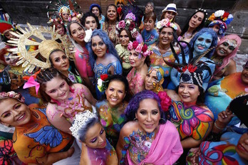Mujeres que han superado un cáncer de mama participan en un evento en la ciudad mexicana de Guadalajar. (Ulises RUIZ/AFP)