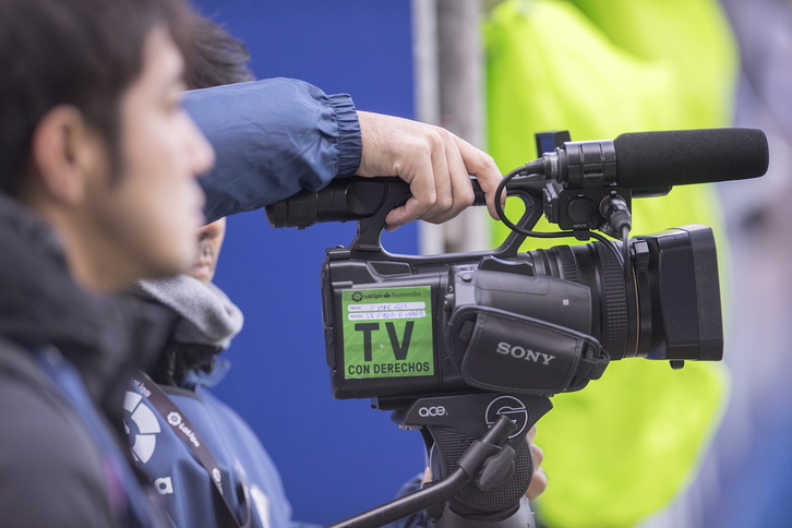 Una cámara de televisión graba durante un partido de fútbol. (Juan Carlos RUIZ / FOKU)