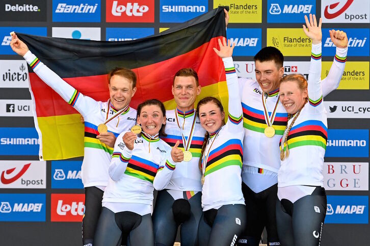 Tony Martin, en el centro, se ha despedido con un quinto maillot arcoiris en los relevos con Alemania. (Eric LALMAND/AFP)