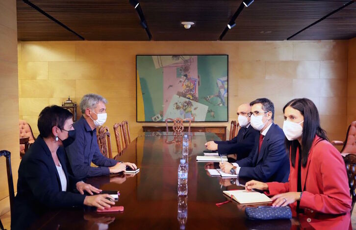 Aizpurua y Matute, ante la delegación del Gobierno español con el ministro Bolaños al frente. (EH Bildu)