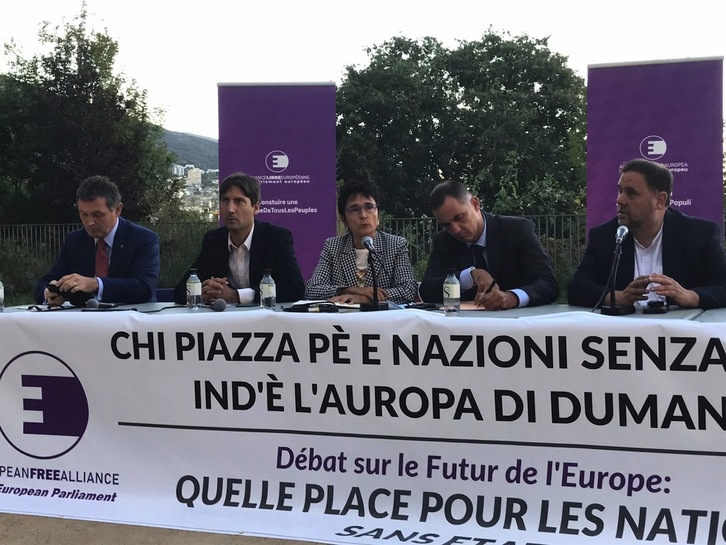 Una de las reuniones realizadas por la ALE en el encuentro que está celebrando en Corsica. (EA)