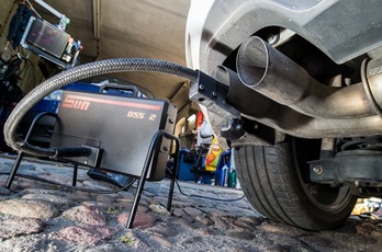 Una manguera de medición de emisiones en motores diésel aplicada en el tubo de escape de un modelo de Volkswagen. (Patrick PLEUL/DPA/AFP)