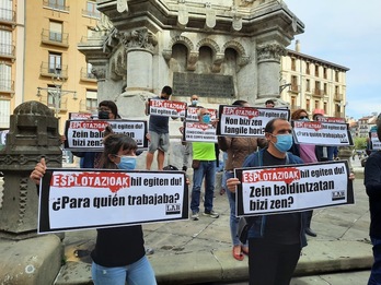 Concentración organizada por LAB este jueves ante la sede de Inspección de Trabajo en Iruñea. (LAB)