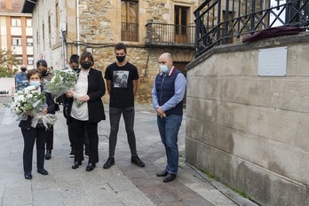 Familiares de Joaquín Beltrán junto a la placa que lo recuerda en la Plaza Euskadi de Zalla. (Monika DEL VALLE/FOKU)